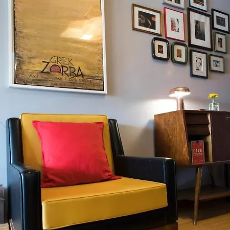 Spacious And Bright I - 4 Floor No Elevator 公寓 *