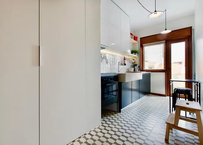 Spacious Bright Ap - No Elevator