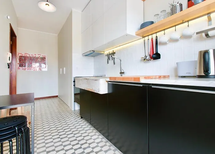 Spacious Bright Ap - No Elevator Apartment