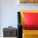 Апартаменты Spacious Bright Ap - No Elevator Порту