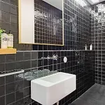 Spacious Bright Ap - No Elevator Апартаменты