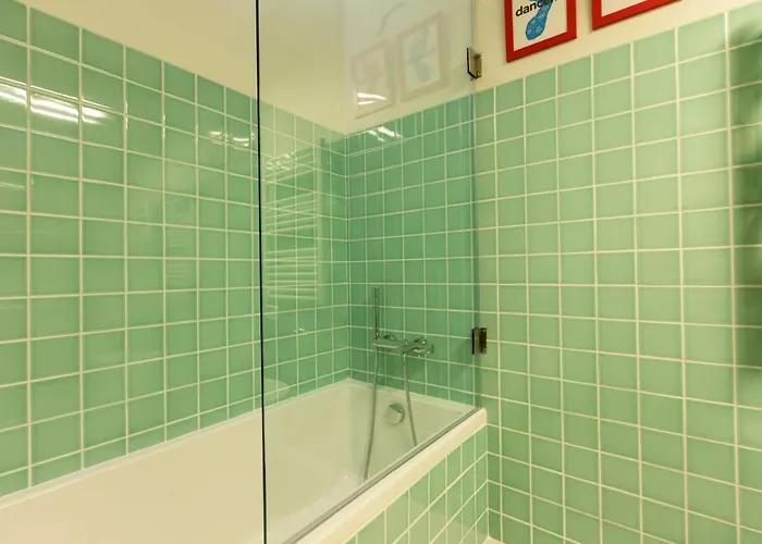 Spacious Bright Ap - No Elevator Apartament