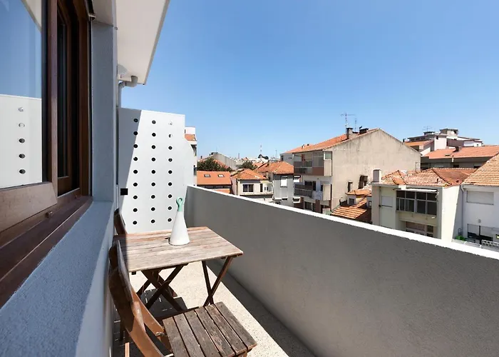 Spacious Bright Ap - No Elevator Apartament